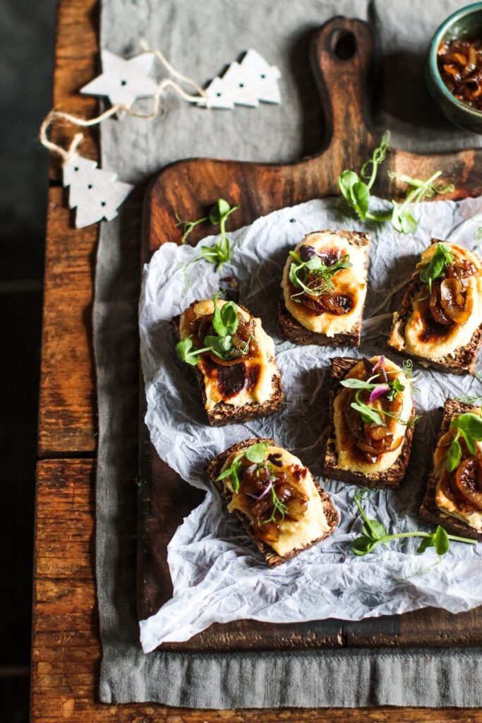 Cheesy toasts with caramelised balsamic onions
