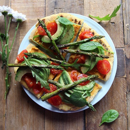 chickpea-flatbread-pizza-with-hummus-and-avocado-vegan-and-gluten-free 1a