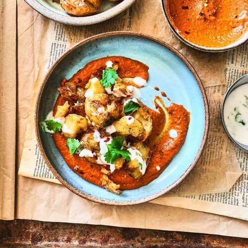 crushed-baby-potatoes-with-masala-sauce-and-creamy-mint-sauce 1a