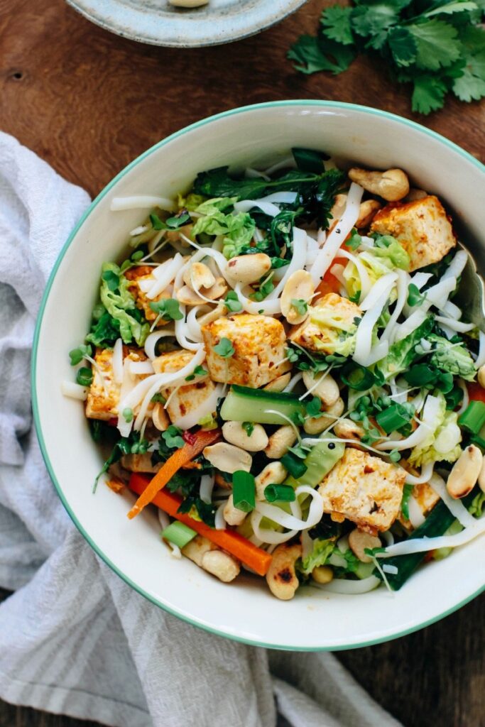 Fresh asian salad with peanut tofu / tempeh & rice noodles