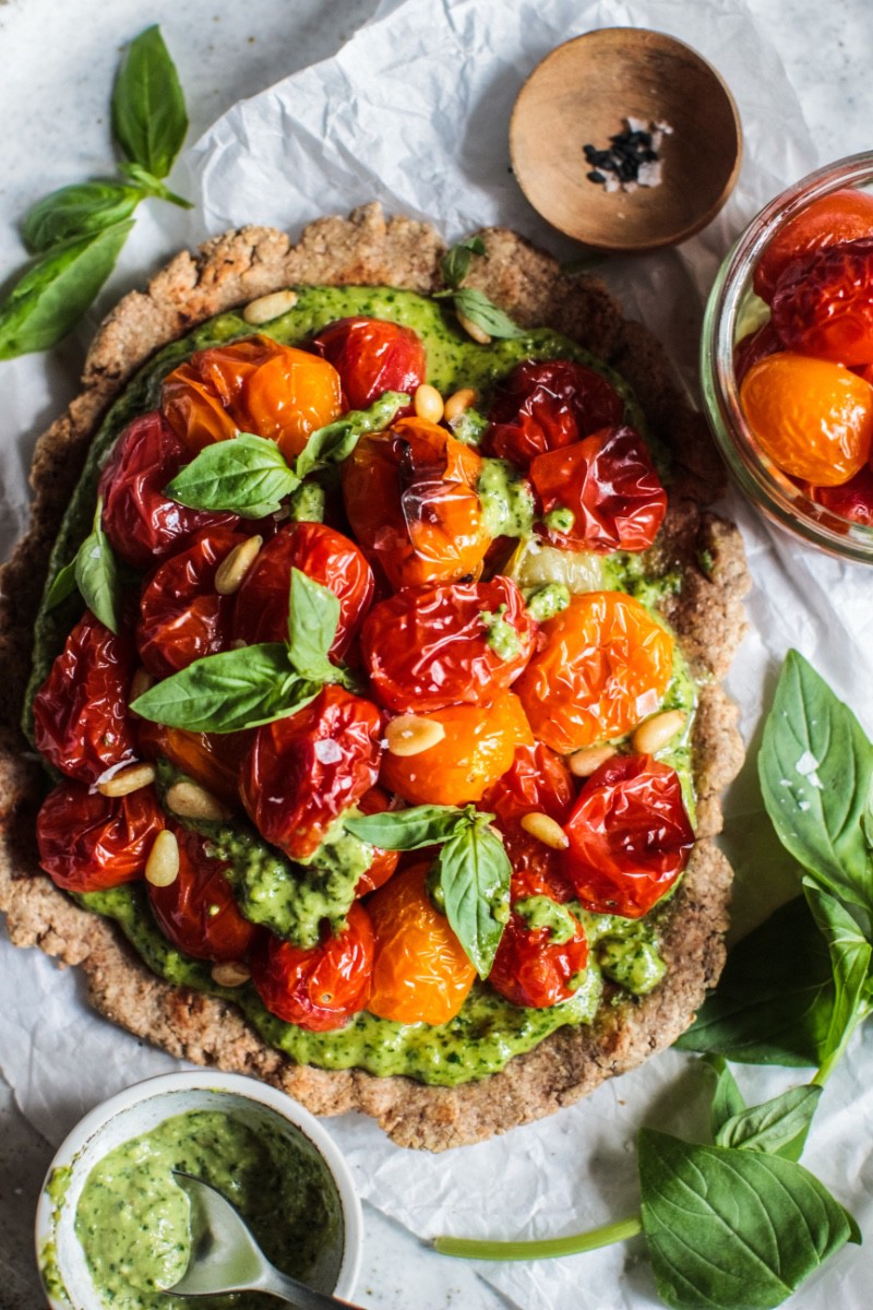 vegan-roast-cherry-tomato-pesto-flatbread-pizza 1