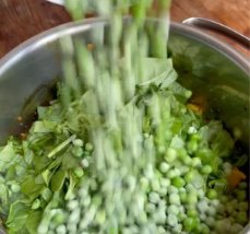 Rebel Recipes Cauliflower, Spinach & Pea Curry Recipe Image 6